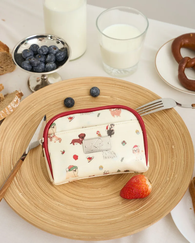 กระเป๋า Pocket Bag ลาย Merry Marching วางบนจานไม้บนโต๊ะอาหารเช้า