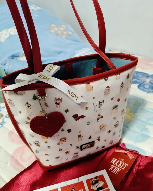 รูปจากลูกค้า — The Bucket Tote · Merry Marching · แดง (Cherry Red)