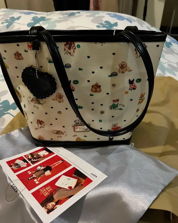 รูปจากลูกค้า — The Bucket Tote · Wiggly Heart Dot · ดำ (Puffer Black)