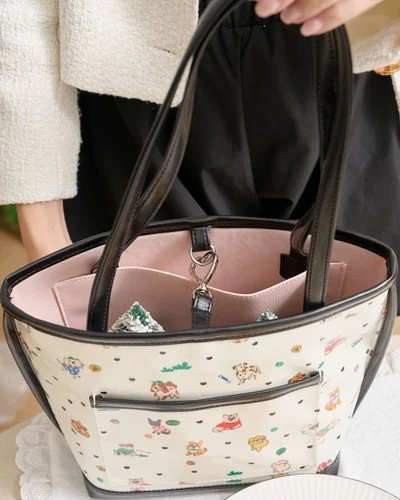 The Bucket Tote · Wiggly Heart Dot · ดำ (Puffer Black) (รุ่นอัพเกรด) — รูปที่ 4