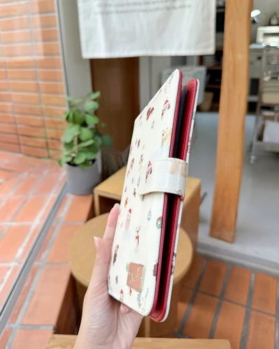 Document Holder (ทะเบียนบ้าน/รถ) · Merry Marching · แดง (Cherry Red) — รูปที่ 2