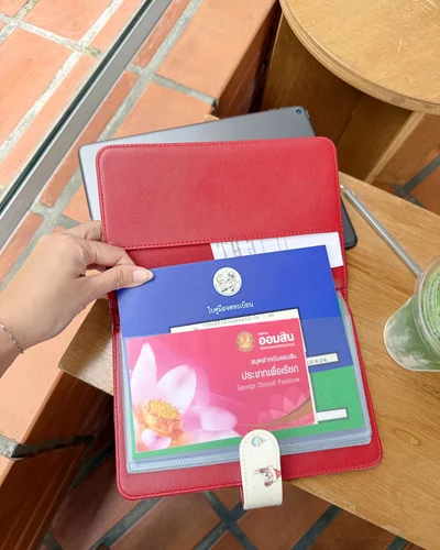 Document Holder (ทะเบียนบ้าน/รถ) · Merry Marching · แดง (Cherry Red) — รูปที่ 3