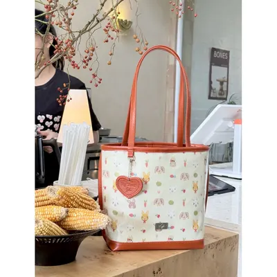 The Bucket Tote · Pete Rabbit · ส้มเข้มแครอท (Carrot)