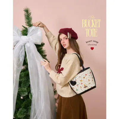 The Bucket Tote · Wiggly Heart Dot · ดำ (Puffer Black)